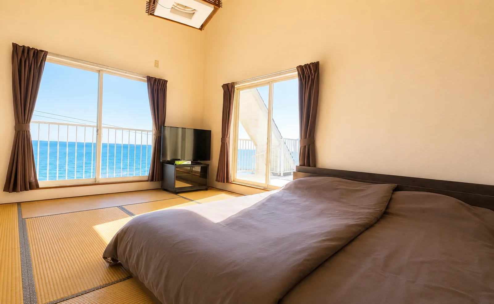 Tatami bedroom with Pacific Ocean view — SORA Blue House Japan